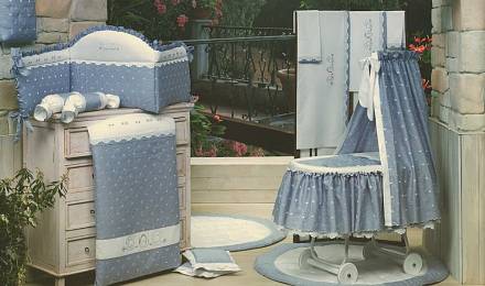 Одеяло серии Нежность из коллекции 4 времени года для кроватки из ткани пике с вышивкой, размер 150 х 115 см. 